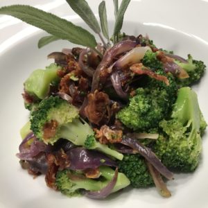 Brokkoli Bacon Salat mit blauer Zwiebel