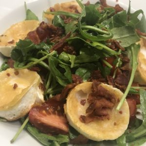 Rucola-Bacon Salat mit gebratenen Ziegenkäse