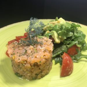 Räucherlachs Tartar Mit Avocado Salat, Tomaten und Dill garniert