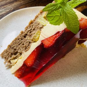 fluffiger Kuchen mit Erdbeeren, Rhabarber, Buttercreme und Götterspeise