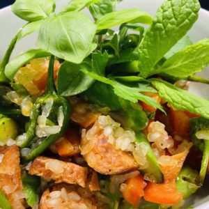 Bunter Shileo Reis Salat mit scharfer Chorizo und verschiedenen Gemüsesorten