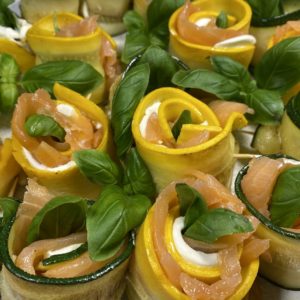 leckere Röllchen von der Zucchini gefüllt mit Frischkäse und Räucherlachs